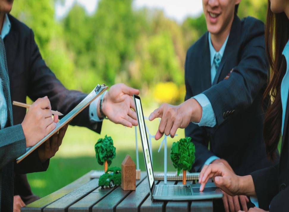 Blog - Beneficiile unei raportări corecte pentru business și mediu (oameni de afaceri care colaboreaza in vederea protejarii mediului)